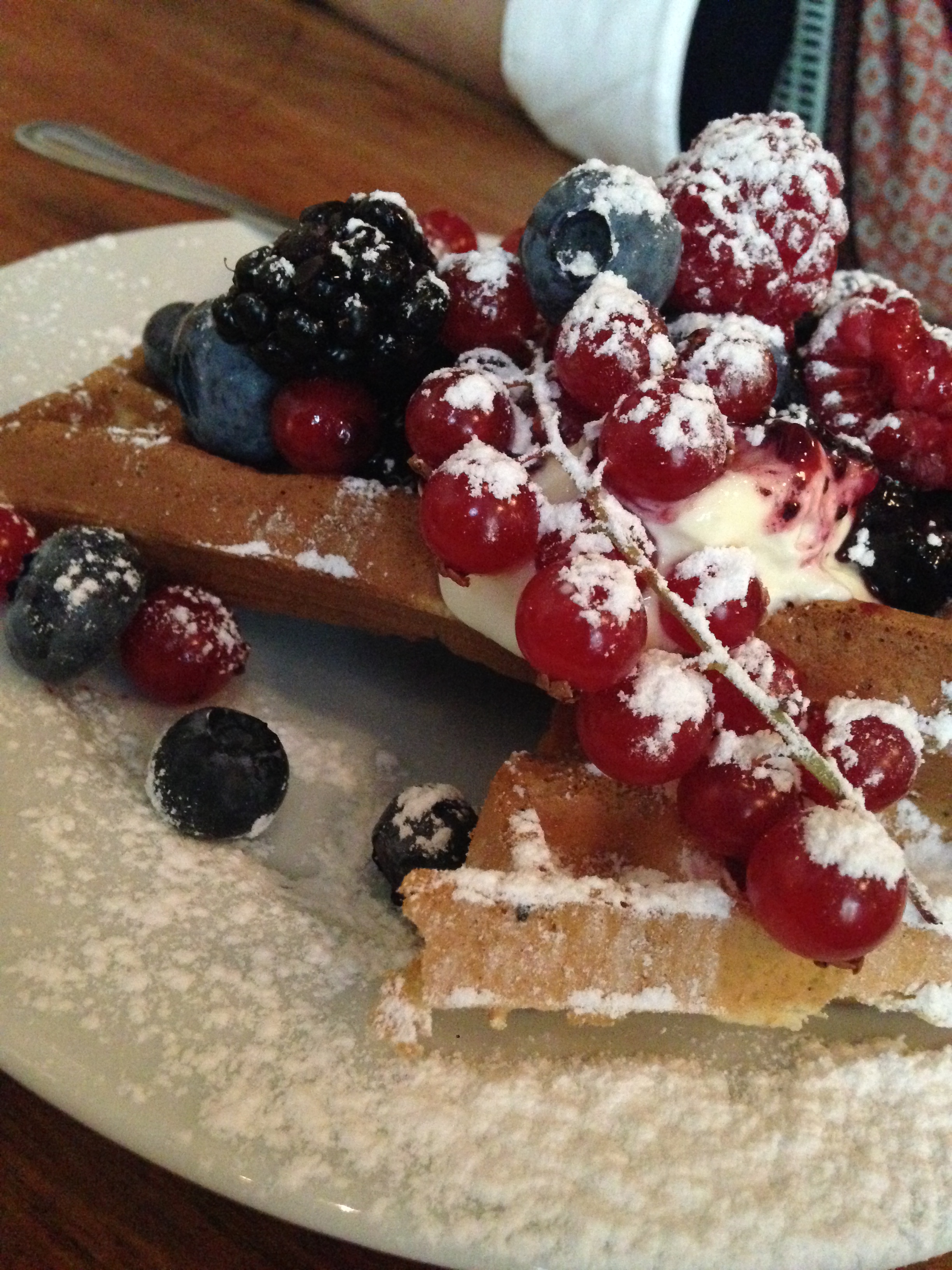 2014-05-08 Paris Buvette waffle and berries